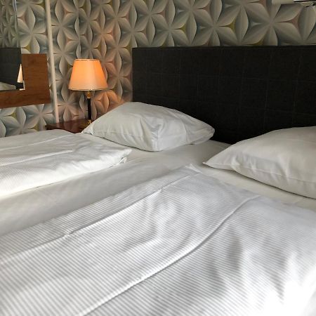 Hotel Moji Koeln Bagian luar foto
