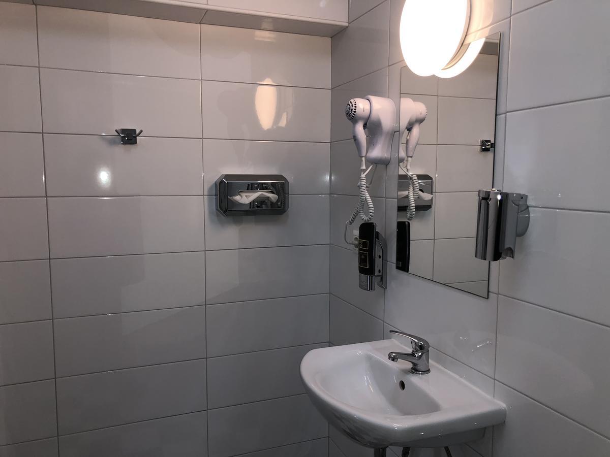 Hotel Moji Koeln Bagian luar foto